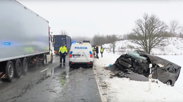 Sadragātais mikroautobuss uz Ventspils—Rīga šosejas 10. janvārī.
Ekrānuzņēmums no LSM video